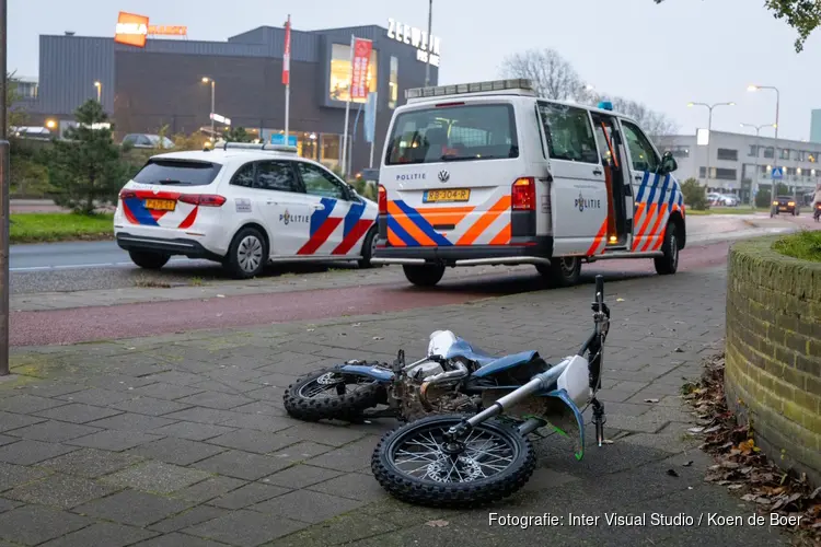 Bestuurder crossbrommer vlucht weg in IJmuiden