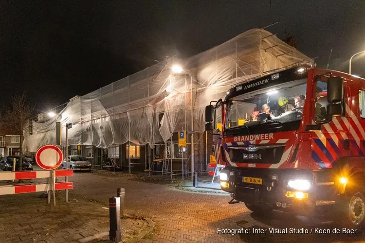 Loswaaiend voorwerp van dak gezien in de Nobelstraat in IJmuiden