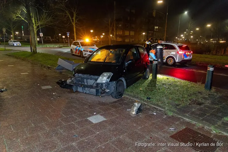 Automobilist vliegt uit de bocht en neemt de benen in Velserbroek