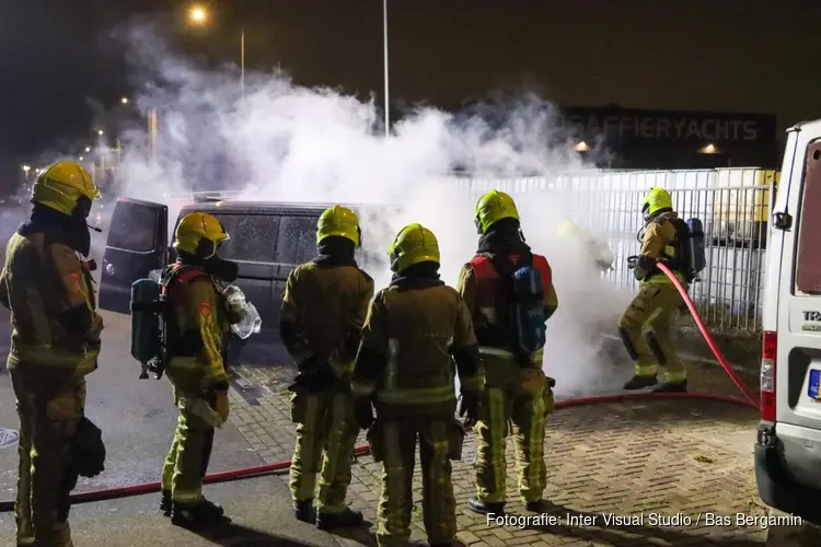 Bestelbus in brand in IJmuiden, weer in Egmondstraat