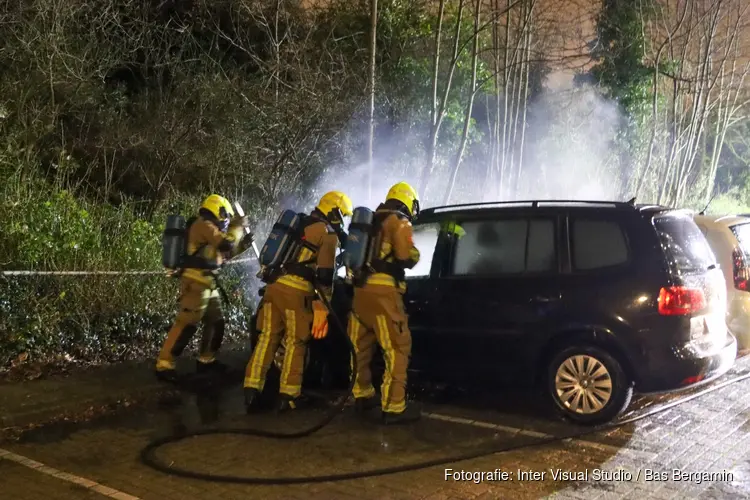 Auto in brand op Raafstraat in IJmuiden