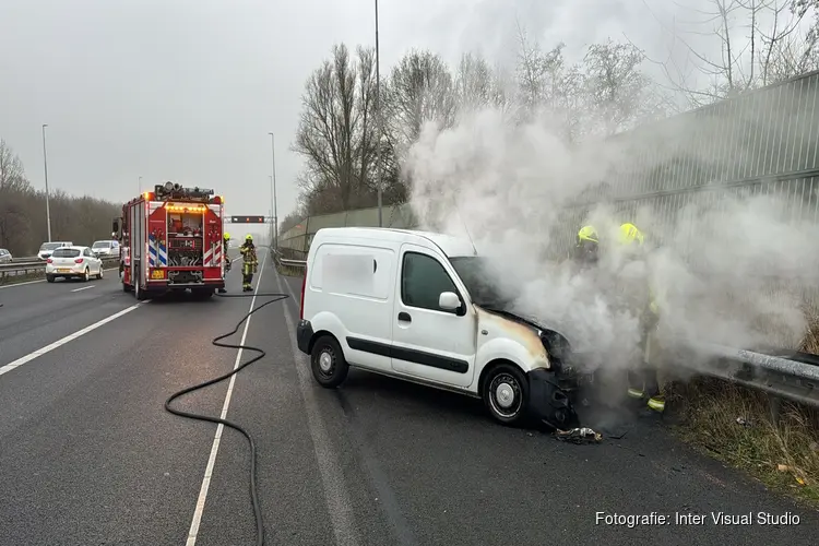 Bestelbus in brand op A9 bij Velsen-Zuid