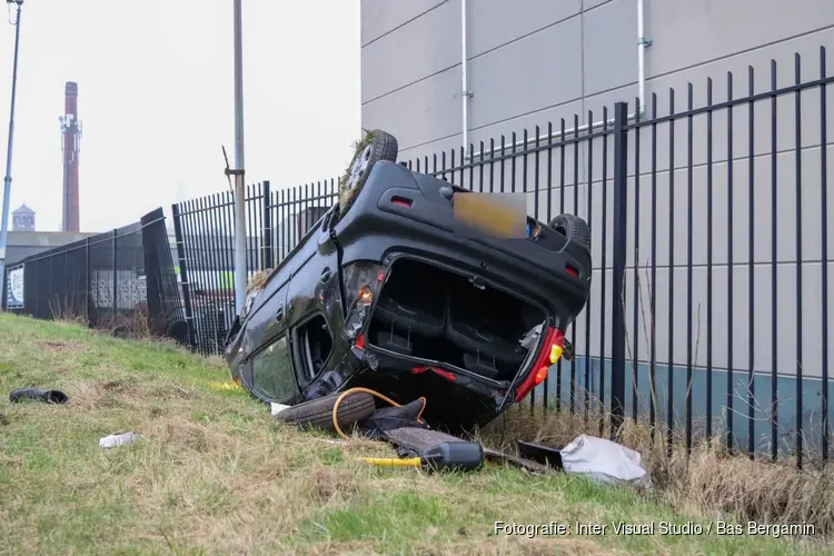 Automobilist op de kop bij ongeluk in Velsen-Noord