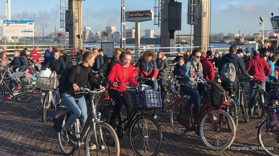 Drukte op pontje bij IJmuiden valt mee ondanks afsluiting sluizenroute