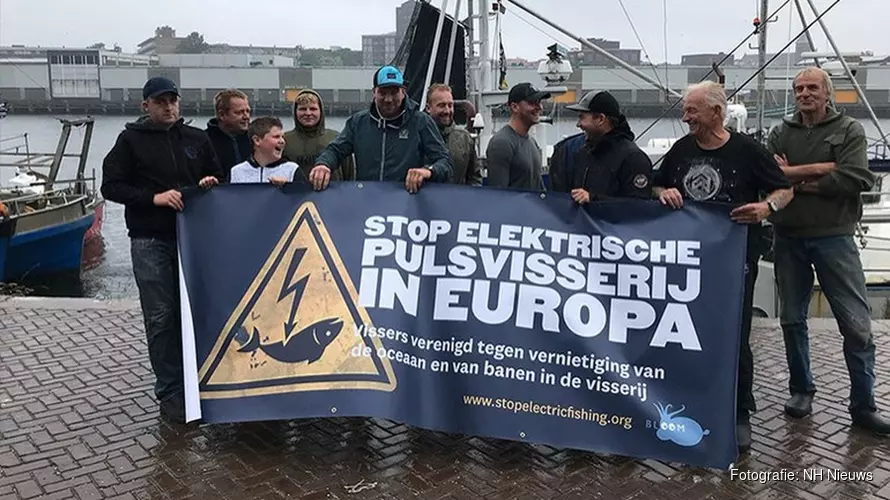 Europees protest tegen pulsvissen in haven IJmuiden