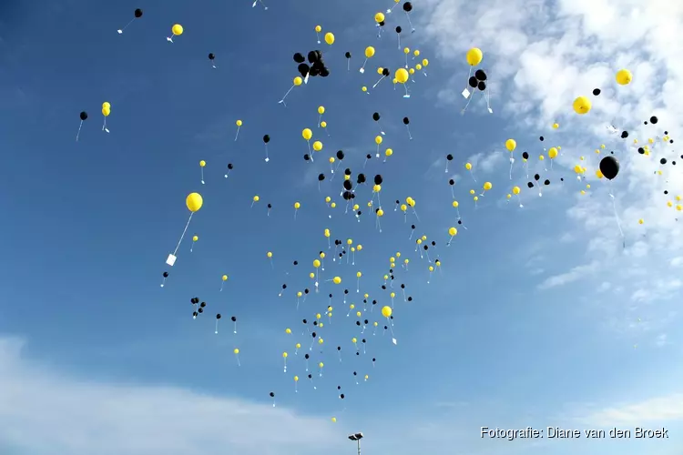 Kust ligt bezaaid met ballonnen