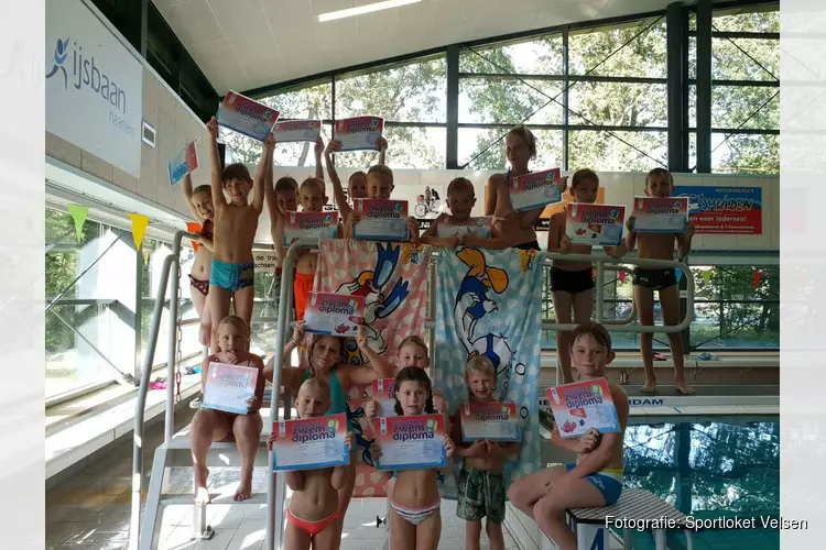 Trotse bezitters van een zwemdiploma bij zwembad de Heerenduinen