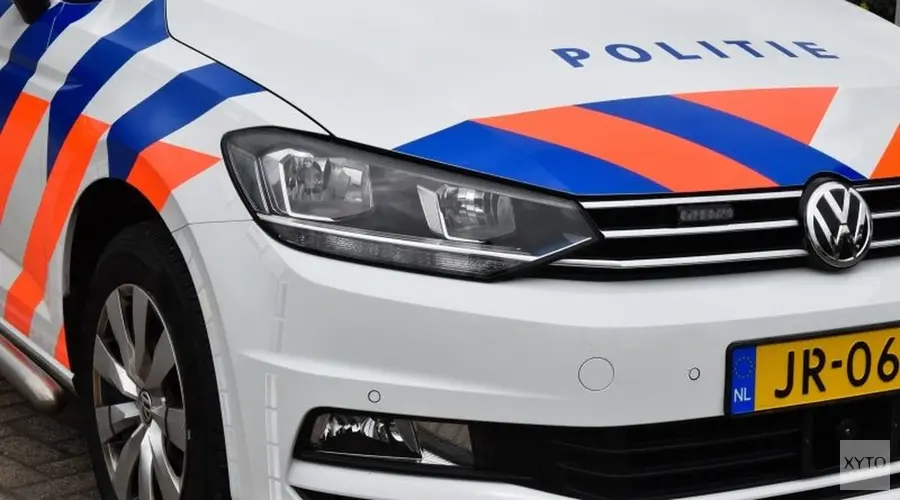 Jongen rijdt in op politie