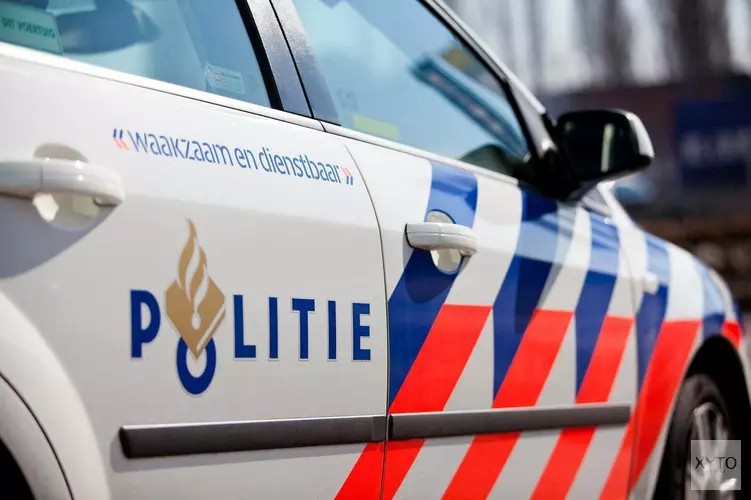 Automobilist ramt geparkeerde auto&#39;s in IJmuiden, belandt op zijkant