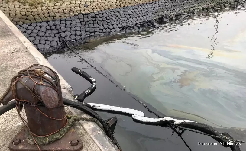 Schip lekt 5.000 liter olie in haven IJmuiden