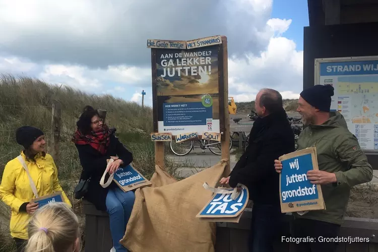 Strandwandelaar kan in Wijk aan Zee koffie, thee of ijsje afrekenen met een volle juttas aan strandvuil