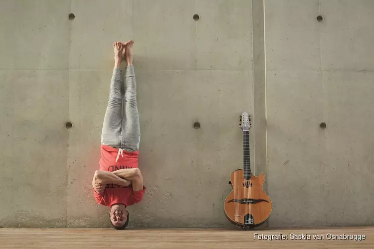 Yoga in Concert –Yogales op schouwburgpodium door Yogi en topgitarist Jan Kuiper