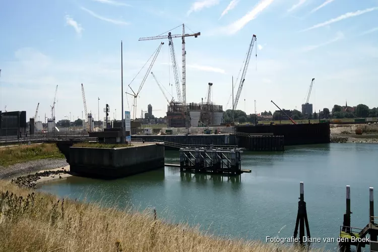 Meer tegenslag bij bouw zeesluis IJmuiden: VolkerWessels zet miljoenen extra apart