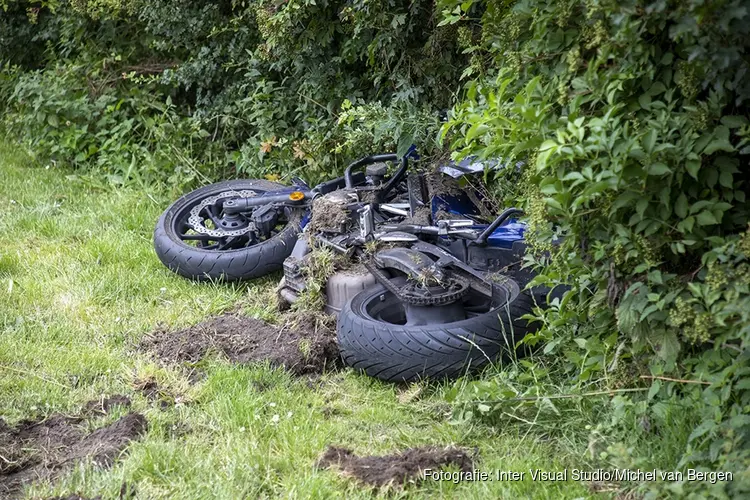 Motorrijles gaat mis, vrouw rijdt in bosjes en raakt gewond