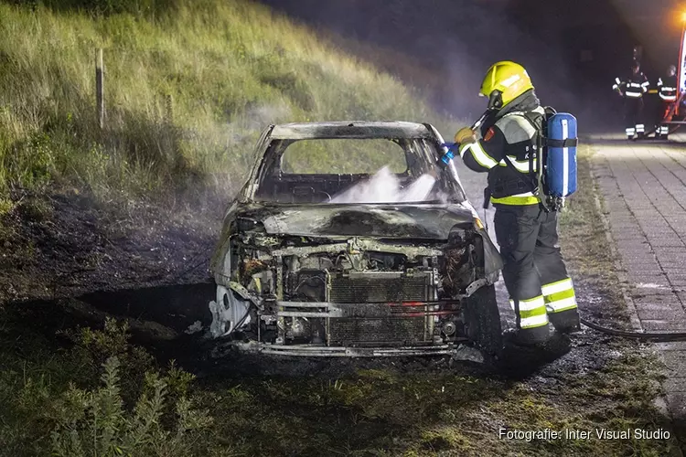 Auto volledig uitgebrand aan de IJmuiderslag