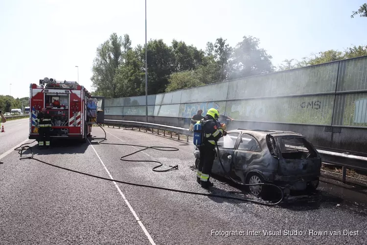 Net APK-gekeurde auto volledig uitgebrand langs A9 bij Velsen-Zuid