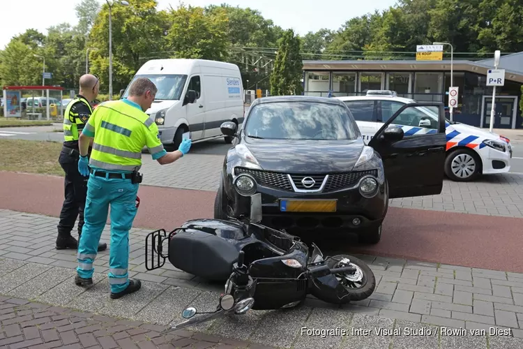 Afslaande automobilist ziet scooterrijdster over het hoofd