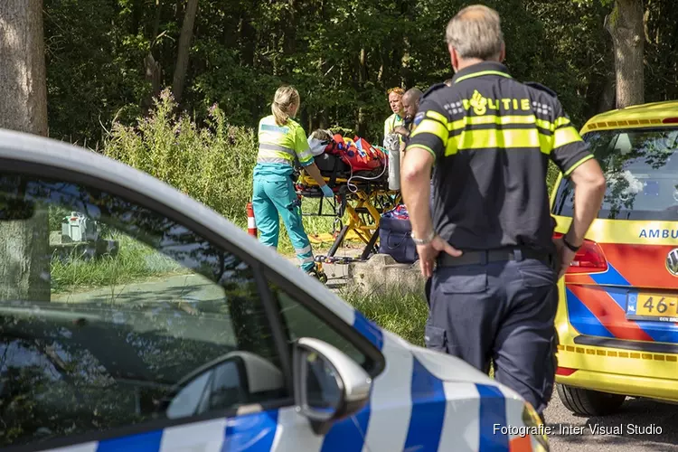 Fietsster gewond na botsing tegen paaltje in Spaarnwoude