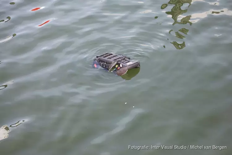 Auto te water gereden in IJmuiden