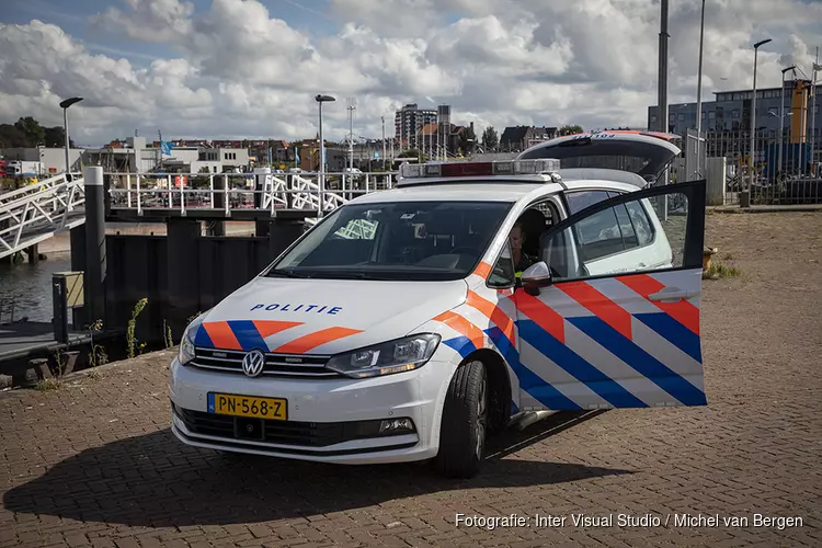 Handrem vergeten op de Trawlerkade en het water in