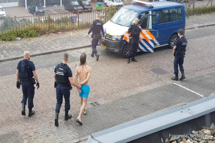 Naakte man met nepwapen opgepakt in IJmuiden