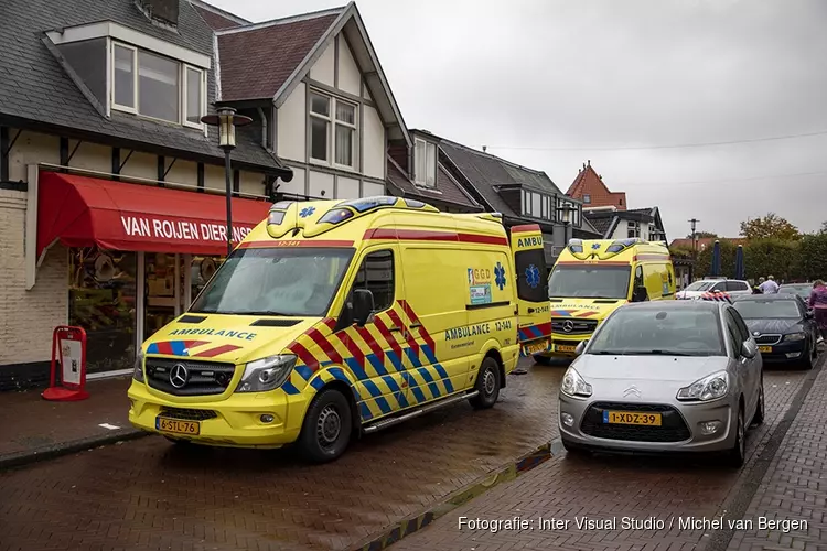 Ambulances en traumateam in Hoofdstraat in Santpoort