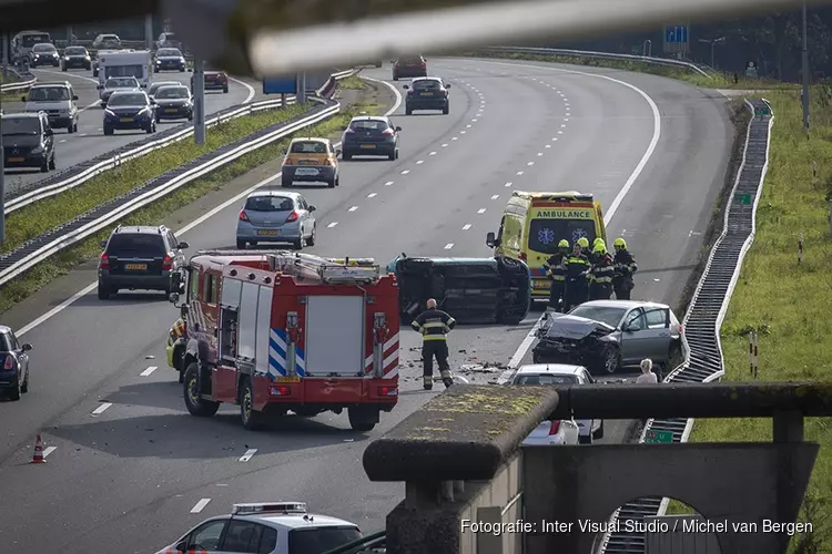 Auto op z&#39;n kant bij ongeval A9 na Wijkertunnel