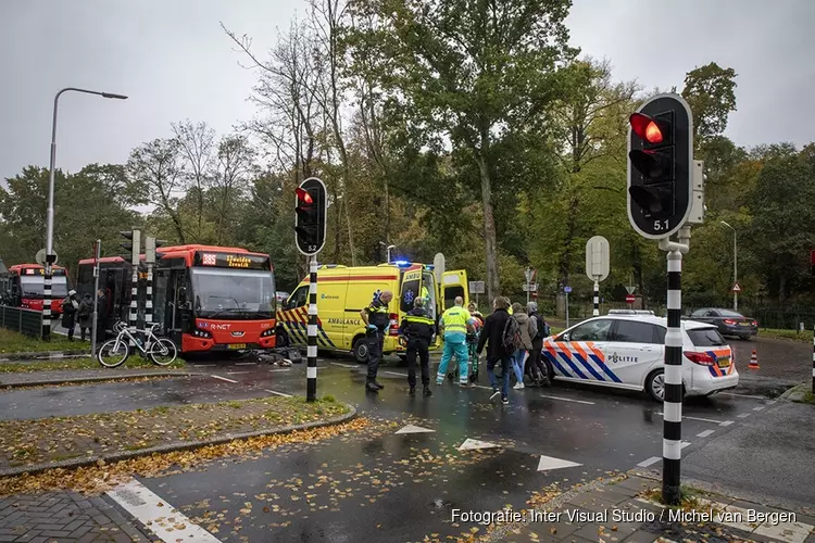 Fietsster gewond na botsing met R-Net bus in Driehuis