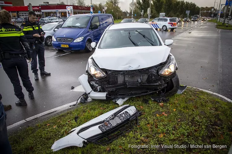 Veel schade bij botsing op de Parkweg in Velsen-Zuid