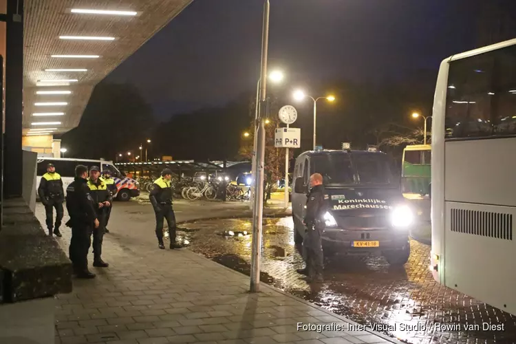 Actievoerders Greenpeace per bus overgebracht van Schiphol naar Santpoort-Noord