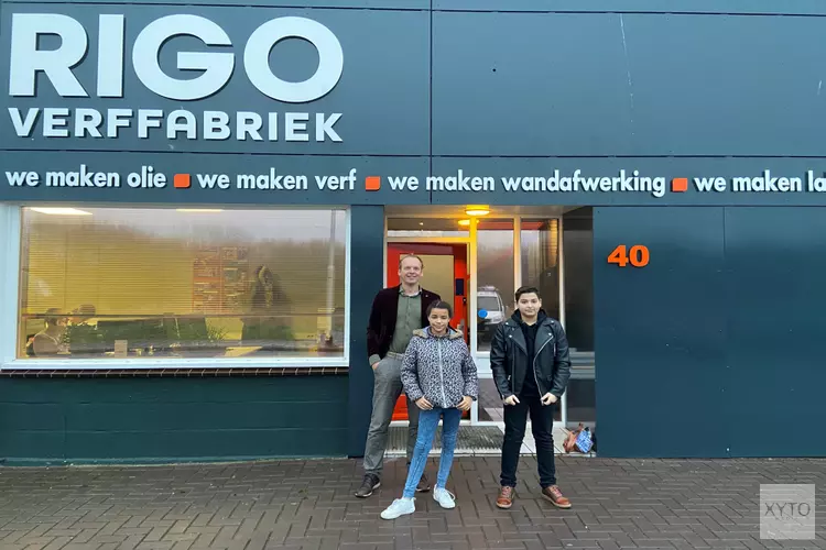 Baas RIGO Verffabriek staat stoel af aan Taim (12) en Farai (12)