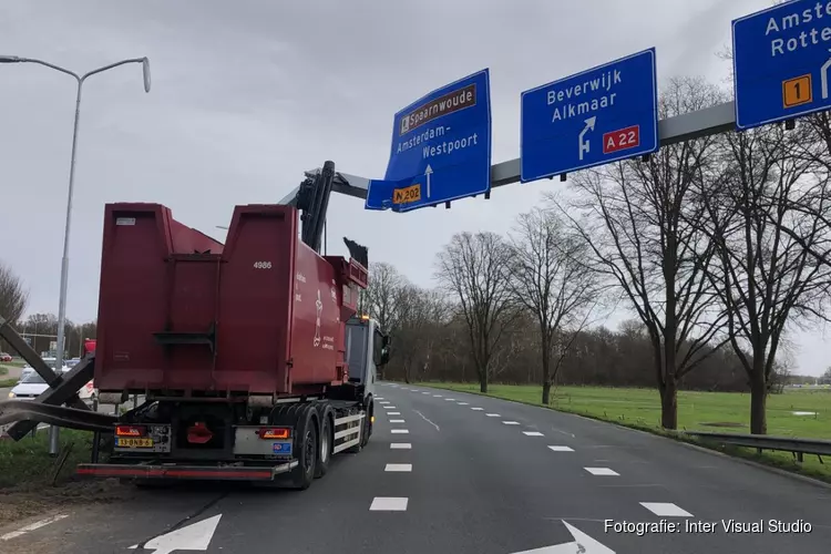 Bestuurder vrachtwagen rijdt constructie met wegbewijzering uit de grond